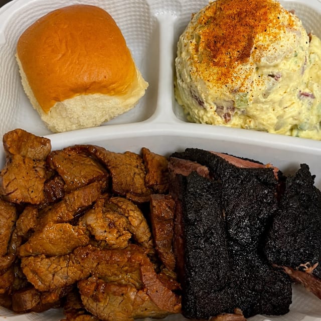 COMBO 5 - BRISKET w/ TRI-TIP + ONE SIDE.